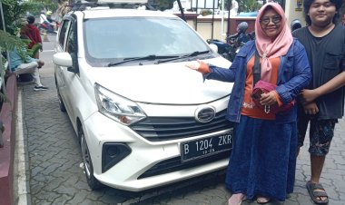Kapolsek Bojongsari Serahkan Kembali Mobil Korban Penipuan dan Penggelapan