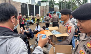 Polisi Bagi-Bagi Roti dan Air ke Massa Demo DPR
