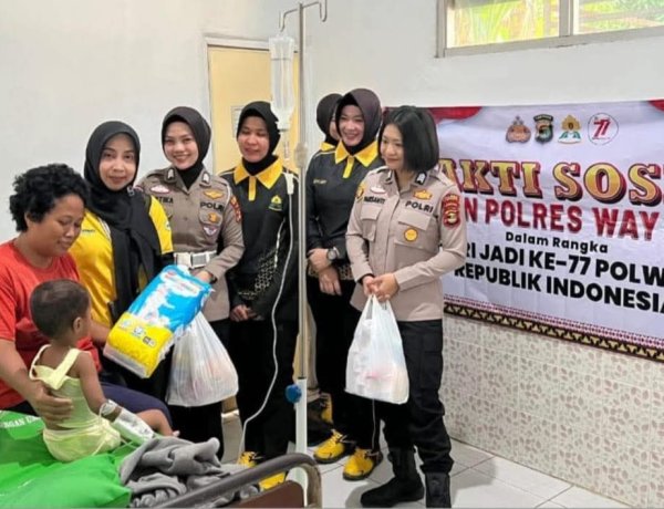 Polwan Polres Way Kanan Gelar Bakti Sosial dan Jenguk Pasien Anak di Blambangan Umpu