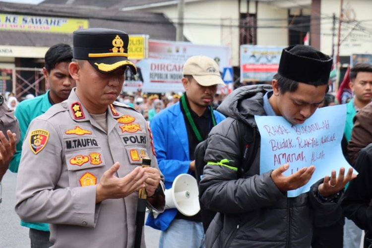 Kapolres Aceh Tengah Bersama Mahasiswa Isi Unjuk Rasa Damai dengan Shalat Hajat dan Doa
