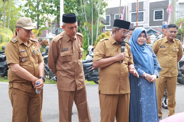 Bupati Anwar Sadat dan Ketua TP-PKK Salurkan KKS dan Bantuan Sembako untuk Warga Tanjab Barat