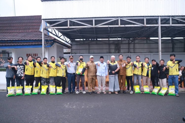 Bupati Anwar Sadat Salurkan Bansos bagi Abang Becak, Ojol, dan Tukang Gerobak di Hari Perumahan Nasional