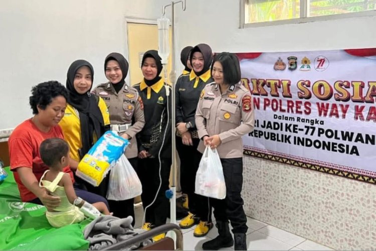 Polwan Polres Way Kanan Gelar Bakti Sosial dan Jenguk Pasien Anak di Blambangan Umpu