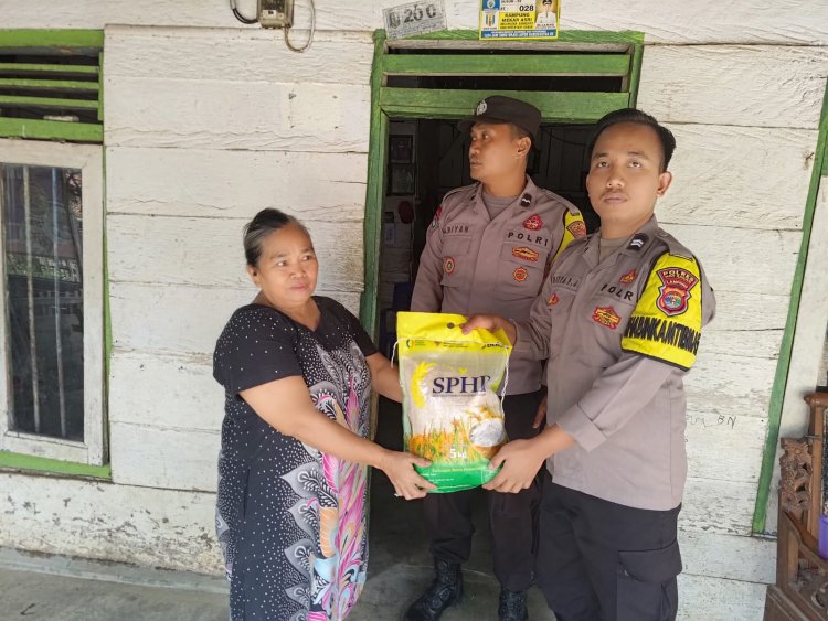 Polri Untuk Masyarakat, Kapolres Salurkan Bansos Kepada 30 Warga di Baradatu