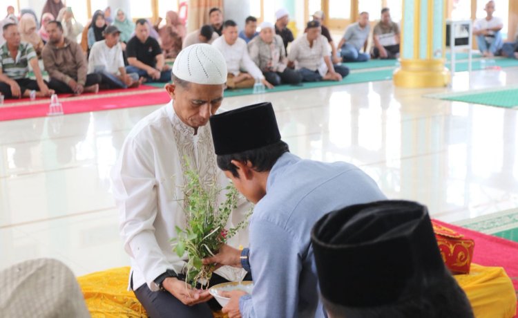 Kapolda Aceh Dipeusijuek oleh Warga Lampaseh Kota