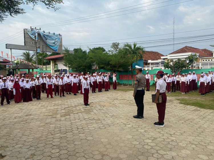 Polantas Menyapa, KasatLantas dan Anggota Sambangi Sekolah Menjadi Pembina Upacara