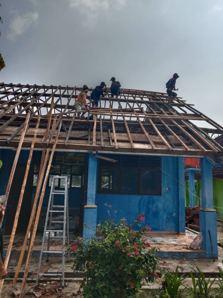 Rehabilitasi Gedung Perpustakaan SMPN 13 Krui Diduga Asal Jadi