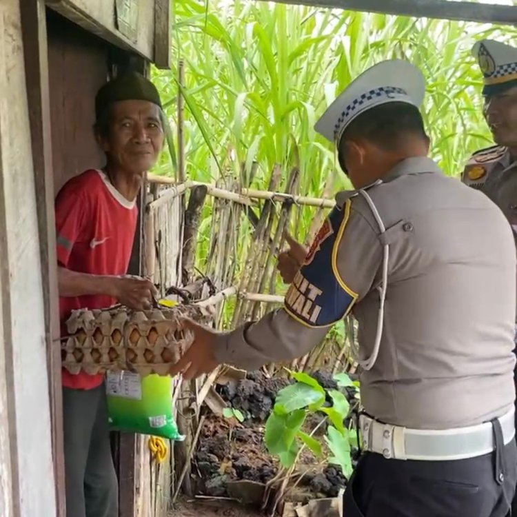Jumat Berkah, Satlantas Polres Way Kanan Berbagi Sembako Kepada Warga di Umpu Semenguk