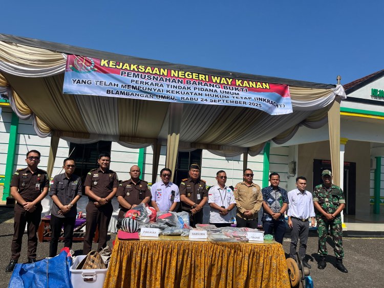 Kejari Way Kanan Musnahkan Barang Bukti Belasan Perkara