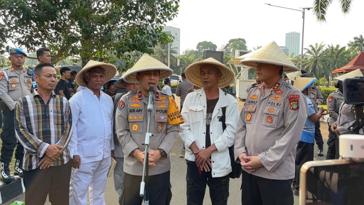 Peringati Hari Tani Nasioal, Polisi dan Petani Potong Tumpeng di DPR