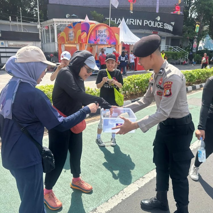 Direktorat Samapta Polda Metro Jaya membagikan sarapan gratis di CFD Bundaran HI. 