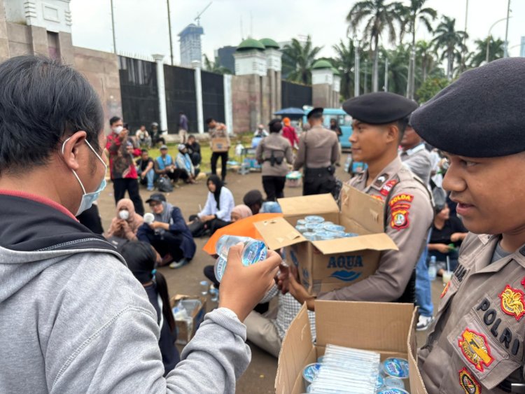 Polisi Bagi-Bagi Roti dan Air ke Massa Demo DPR