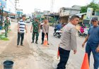 Polsek Samudera, TNI dan Perangkat Desa Bersinergi Tambal Jalan Berlubang di Blang Peuria