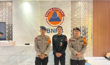 Jaga Jakarta: Brimob Polda Metro Jaya Patroli SAR Antisipasi Genangan Air di Jakarta Timur