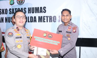 Kabid Humas Polda Metro Jaya Berikan Penghargaan untuk Personel Humas Berprestasi