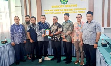 Warek I IAIN Langsa Serahkan Plakat kepada Kabid GTK Dinas Pendidikan Aceh dalam MoA PPG