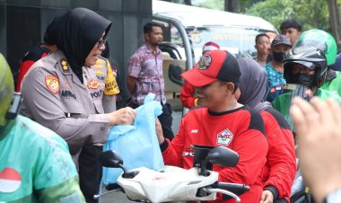 Jumat Peduli Polda Metro Jaya, Ojol Dapat Pesan Kamtibmas dari Polwan