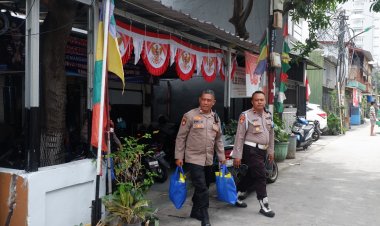 Jumat Peduli Polsek Pademangan, Bagikan 20 Paket Sembako untuk Warga Kurang Mampu