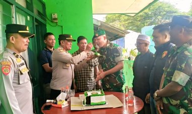 Kapolsek di Jajaran Polres Aceh Timur Berikan Kejutan Kepada Koramil pada HUT Ke- 80 TNI Tahun 2025