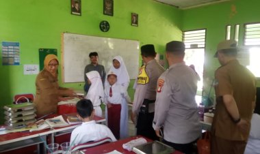 Pastikan Program Berjalan Lancar, Polsek Jatisampurna Monitoring Penyaluran Makan Bergizi Gratis di SDN II
