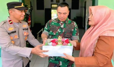 Kapolsek Simpang Jernih Bersama Pj Camat Beri Kejutan ke Koramil 10/SPJ di HUT Ke – 80 TNI