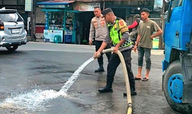 Aksi Cepat dan Tanggap Kapolsek Pantee Bidari Bersihkan Jalan dari Tumpahan BBM dan Oli