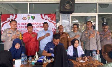 Gelar Bakti Kesehatan", Kapolres Metro Bekasi Kota Juga Menyalurkan Paket Sembako Ke Warga
