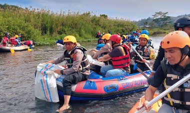 Kapolres Aceh Tengah Turun Kutip Sampah di Aliran Sungai Peusangan Bersama Komunitas dan Pemuda Gayo