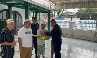 Satbrimob Polda Metro Jaya Tebar Kepedulian Lewat Jumat Peduli” di Masjid Jami’ Al-Makmur Cikini