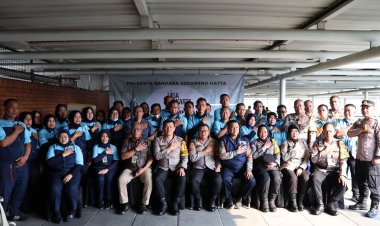 Jumat Peduli, Polresta Bandara Soetta Bagikan Paket Sembako ke Puluhan Petugas Cleaning Service 
