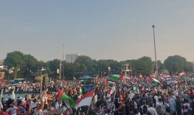Brimob Polda Metro Jaya Turut Berikan Pelayanan pada Aksi Bela Palestina di Sekitar Monas Jakarta Pusat