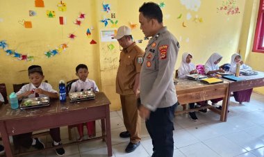 Kanitbinmas Polsek Banjit Monitoring Makan Bergizi Gratis di SDN 01 Banjit