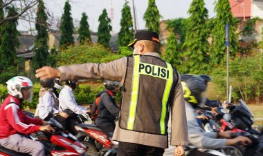 Kapolres Metro Bekasi Pimpin Yanmas Pagi, Bantu Penyeberangan & Bagikan Susu ke Pelajar di Jurong