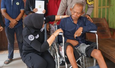 Bakti Kesehatan Polres Metro Bekasi: Kapolrestro Serahkan Kursi Roda untuk Warga Stroke di Cikarang Barat