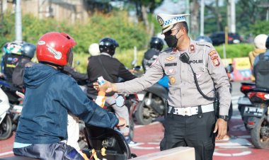 Kapolrestro Bekasi Turun Yanmas, Tertibkan Arus Pagi dan Bagikan Susu untuk Pelajar di TL Jurong