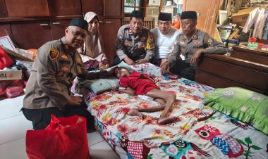 Kapolsek Bekasi Barat Kunjungi Jihan, Anak Disabilitas di Jakasampurna
