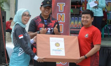 Semarak Jalan Sehat HUT TNI ke-80 Kodim 0427/Way Kanan, Bupati Ayu Asalasiyah Lepas Peserta di Makodim