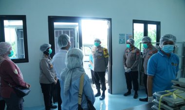 Kapolres Metro Bekasi Cek Kesiapan Operasional Dapur SPPG Cibatu, Pastikan Standar Kesehatan dan Keamanan Pangan