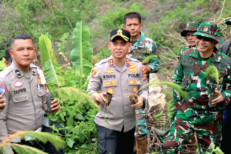 Dukung Program Green Policing, Kapolres Aceh Tengah Bersama Dandim Tanam 1.500 Bibit Pinus di Desa Nosar