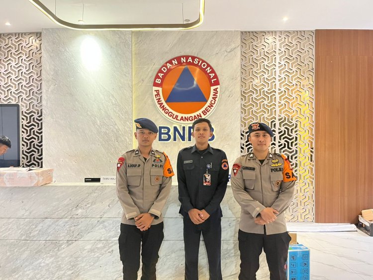 Jaga Jakarta: Brimob Polda Metro Jaya Patroli SAR Antisipasi Genangan Air di Jakarta Timur