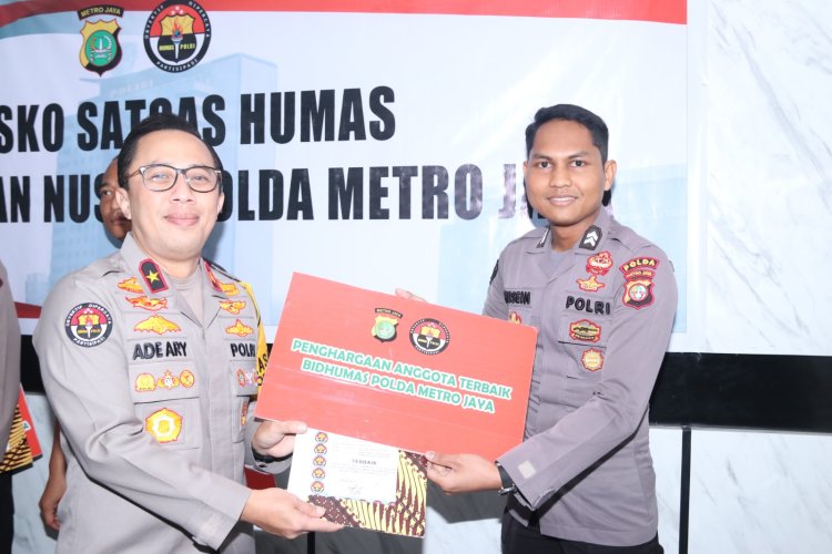 Kabid Humas Polda Metro Jaya Berikan Penghargaan untuk Personel Humas Berprestasi