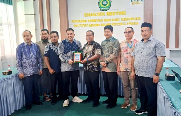Warek I IAIN Langsa Serahkan Plakat kepada Kabid GTK Dinas Pendidikan Aceh dalam MoA PPG