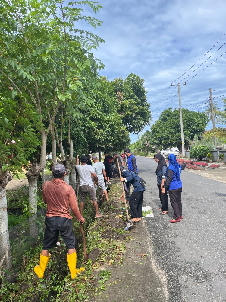 Peratin Rizkon Bersama Warga Sangat Antusias Melaksanakan Gotong Royong Jum'at Bersih