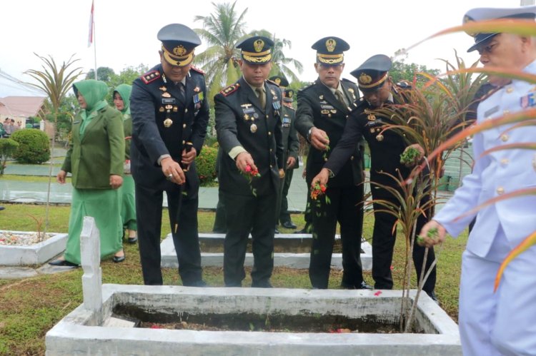 Kapolres Aceh Timur Bersama Dandim Atim Ziarah Nasional Dalam Rangka HUT ke-80 TNI di TMP Langsa