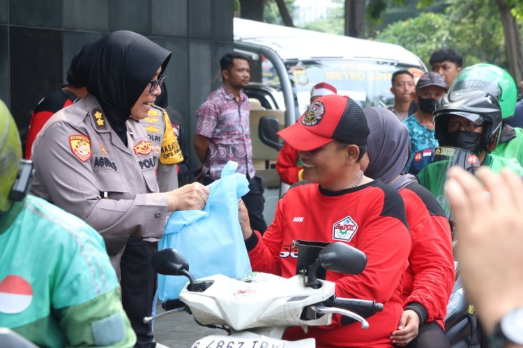 Jumat Peduli Polda Metro Jaya, Ojol Dapat Pesan Kamtibmas dari Polwan