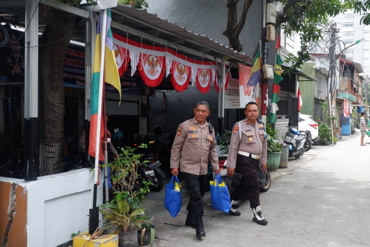 Jumat Peduli Polsek Pademangan, Bagikan 20 Paket Sembako untuk Warga Kurang Mampu
