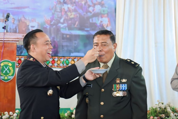 Kapolres Aceh Tengah Berikan Suprise Nasi Tumpeng di HUT ke-80 TNI, Wujud Soliditas dan Kekeluargaan TNI–Polri