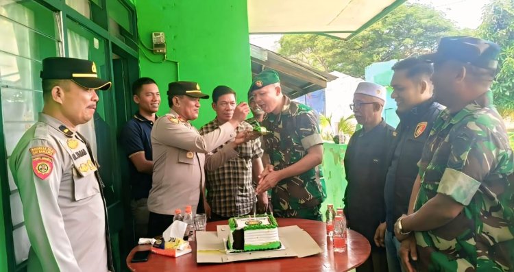 Kapolsek di Jajaran Polres Aceh Timur Berikan Kejutan Kepada Koramil pada HUT Ke- 80 TNI Tahun 2025