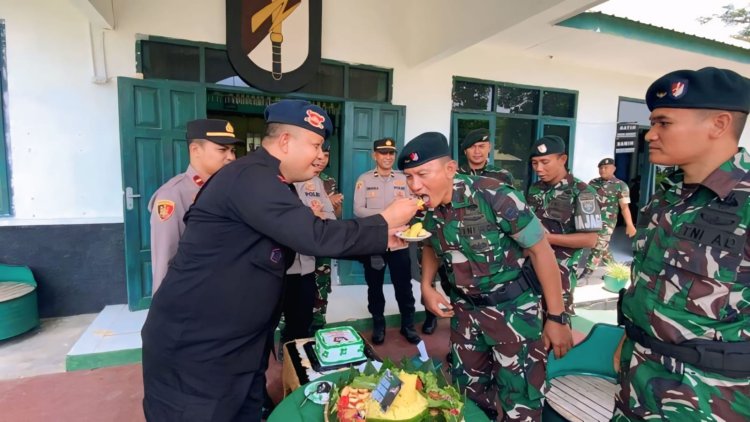 Rayakan Hut TNI Ke-80, Brimob Kompi 4 Batalyon B Kunjungi Kompi Senapan B Paya Bakong