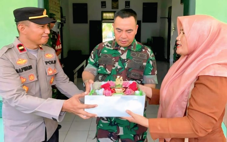 Kapolsek Simpang Jernih Bersama Pj Camat Beri Kejutan ke Koramil 10/SPJ di HUT Ke – 80 TNI